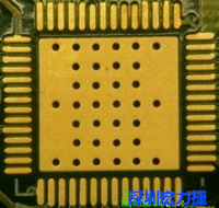 這是最不好的通孔設(shè)計(jì)，貫穿通孔直接擺放于QFN的接地散熱墊上，制造上無法確保其錫量，也就無法確保焊接良好。