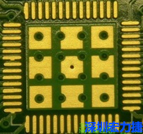 這個通孔的設(shè)計(jì)勉強(qiáng)可以接受，只剩下正中間一個通孔沒有塞孔，而且孔徑也變小了。