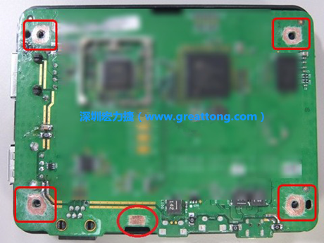 手動去綠漆。使用傳統(tǒng)的刀片去除綠漆后的效果。