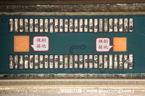 把板對板連接器全部移除，發(fā)現(xiàn)其下方板子共有兩個裸銅的方形設(shè)計。