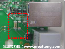 有人認(rèn)為電容旁邊已經(jīng)有螺絲將電路板固定于機(jī)殼上了，不應(yīng)該發(fā)生電路板彎曲的現(xiàn)象才對(duì)。