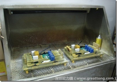 使用噴涂(Spraying)方式作業(yè)conformal coating時，需設備抽真空的設備，否則噴涂的物質會飄散到空氣當中，影響人體的健康。