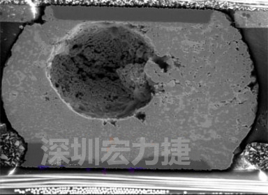 錫球氣泡大到足以影響到焊接的品質(zhì)，下圖是錫球切片后的剖面，可以很明顯看到氣泡已經(jīng)有錫球的 1/3 大了