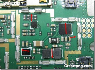 圖中顯示一塊電路板使用這種屏蔽夾(shielding clip)的實(shí)例?；旧衔覀?cè)趶澖堑牡胤蕉荚O(shè)計(jì)擺放了一個(gè)屏蔽夾，這樣可以讓作業(yè)員比較方便安裝屏蔽罩(shielding can)時(shí)的對(duì)位準(zhǔn)確。然后在其他沒(méi)有屏蔽夾的地方也設(shè)計(jì)了一些接地的布線，一來(lái)可以稍微提升屏蔽罩的電磁隔絕能力，另一方面也可以為屏蔽夾無(wú)效時(shí)，馬上可以更改為屏蔽框，而無(wú)需要重新設(shè)計(jì)電路板。