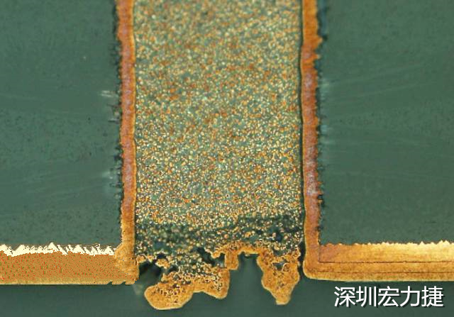 PCB設(shè)計(jì)之導(dǎo)電孔塞孔工藝 導(dǎo)電孔Via hole又名導(dǎo)通孔，為了達(dá)到客戶要求，導(dǎo)通孔必須塞孔，經(jīng)過大量的實(shí)踐，改變傳統(tǒng)的鋁片塞孔工藝，用白網(wǎng)完成板面阻焊與塞孔。生產(chǎn)穩(wěn)定，質(zhì)量可靠。