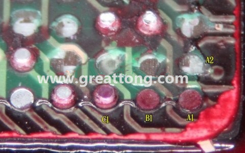 下圖是紅墨水測試后將PCB板子拿回來側(cè)一個(gè)角度拍攝的照片，就可以很清楚的看到錫球黏在PCB端，或不在PCB端。