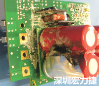 元件選擇不當(dāng)導(dǎo)致大量電流或電壓流經(jīng)電路，將會(huì)發(fā)生像這個(gè)燒融電容器的損壞情形。