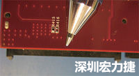 連接器邊緣稍突出于電路板的邊緣。