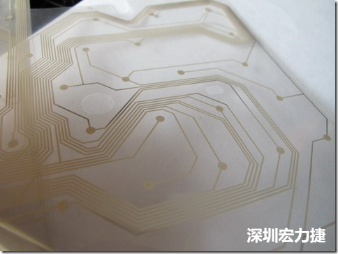 下面第二個(gè)圖則是另一片也有著按鍵線路的PTF，當(dāng)上、下兩面PTF的按鍵結(jié)點(diǎn)互相接觸后就可以計(jì)算出是哪個(gè)按鍵被按下了。可是當(dāng)按鍵沒有按下時(shí)，上下兩片PTF的線路則是分開的，所以上圖那片PTF的線路上面其實(shí)還另外覆蓋了另一層透明的PET作為絕緣層，只露出了需要在鍵盤按下時(shí)才會碰觸的接觸點(diǎn)，因?yàn)檫@些材質(zhì)使用的都是Polymer，所以才撐這樣的技術(shù)為Polydome(聚合簧片)。