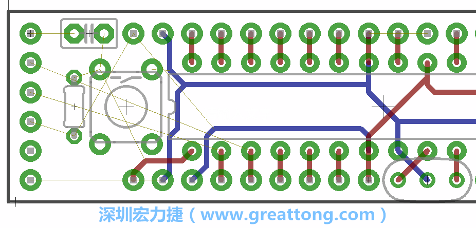 到目前為止，你應(yīng)該只剩下四個(gè)部分還未進(jìn)行布線，10K重置上拉電阻器、重置電容和1×6的序列排針。