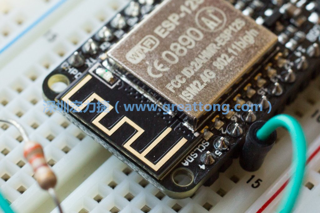 Adafruit Feather板上的無線電天線。