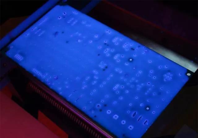 經過涂覆工藝后的PCB，在紫光燈下的拍攝效果，原來coating也可以這么美！