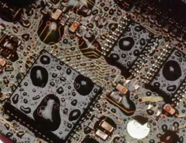 經過涂覆工藝后的PCB，在表面形成透明的保護膜，能有效防止水珠和潮氣侵入，避免漏電和短路。